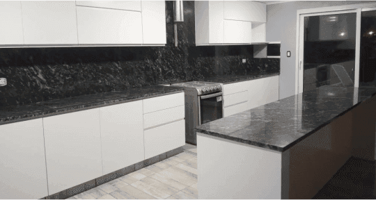 Muebles de cocina con mesadas de granito y alacenas gloss.