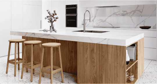 Muebles de cocina con mesadas de porcelanato.